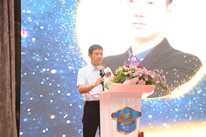 麻豆成人91精品二区三区家具有限公司董事长王洪贵上台致辞