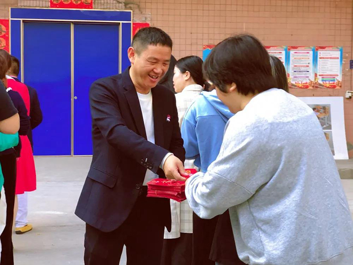 麻豆成人91精品二区三区董事长王洪贵发红包